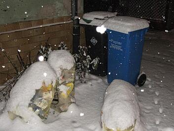 Im Schnee fast untergegangen sind zu Beginn dieser Woche Mülltonnen und gelbe Säcke. Das Abfuhrunternehmen musste angesichts der Schneemassen einiges stehen lassen, wird die Leerung der Mülltonnen aber sobald als möglich nachholen. Foto: Kommunalunternehmen