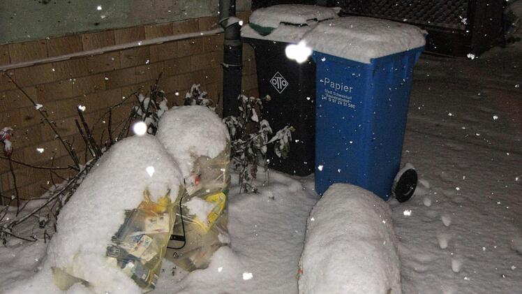 Im Schnee fast untergegangen sind zu Beginn dieser Woche Mülltonnen und gelbe Säcke. Das Abfuhrunternehmen musste angesichts der Schneemassen einiges stehen lassen, wird die Leerung der Mülltonnen aber sobald als möglich nachholen. Foto: Kommunalunternehmen