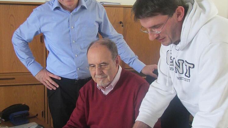 Erster Bürgermeister Wolfgang Möhrlein, Kämmerer Clemens Linsner und Kassenverwalter Marco Hasenkopf arbeiten sich durch die Eröffn ungsbilanz.