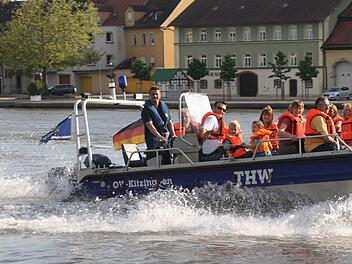 Fahrten mit dem Einsatzboot auf dem Main.