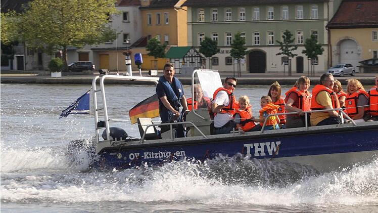 Fahrten mit dem Einsatzboot auf dem Main.