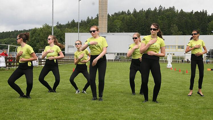 Beim Tanz zeigten die Dance Monsters aus Marktleugast Stärke, doch auf dem grünen Rasen war den Mädels das Glück nicht hold: Sie kamen nur auf Platz acht und waren damit das Schlusslicht.