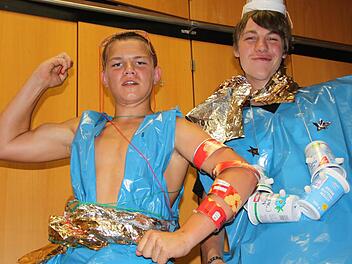 Die Müll-Modenschau war der große Renner. Michael (links) präsentiert sein Design "Der Ausschnitt". Dominik hat seine Kreation "Drei Bier" genannt. Fotos: Ulrike Müller