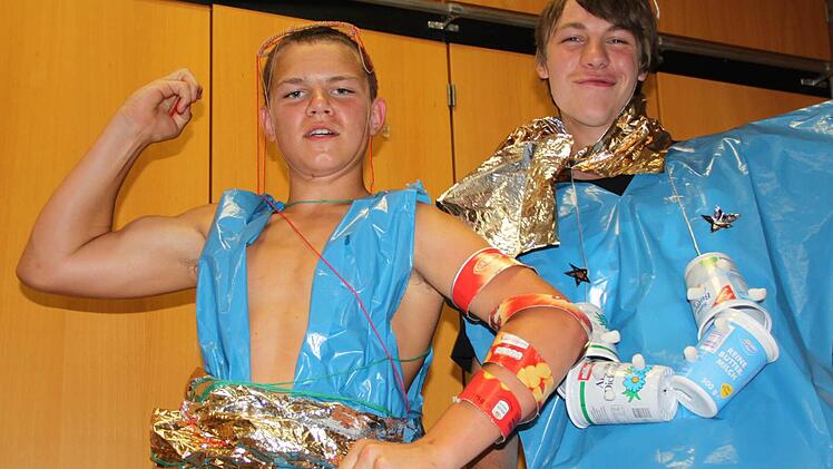 Die Müll-Modenschau war der große Renner. Michael (links) präsentiert sein Design "Der Ausschnitt". Dominik hat seine Kreation "Drei Bier" genannt. Fotos: Ulrike Müller