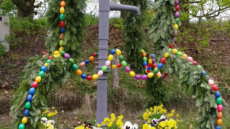 Bunte Eier zieren diesen Brunnen in Mitwitz. Foto: Marco Meißner