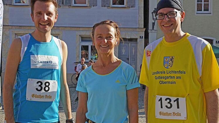 Prominenz: "Solch eine Politprominenz hat nur der Ritter-Kuno-Lauf zu bieten", kommentierte Cheforganisator Helmut Dorsch die Teilnahme der Bürgermeister Christine Frieß (Burgkunstadt) und Andreas Hügerich (Lichtenfels, links) sowie von Landrat Christian Meißner (re.). Alle drei bewiesen eine beeindruckende Laufform. Foto: Matthias Schneider