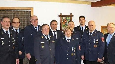 Langjährige aktive Feuerwehrleute mit Ehrengästen
