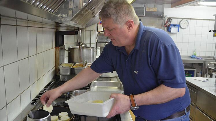 Johannes Muff bereitet den Kloßburger vor.