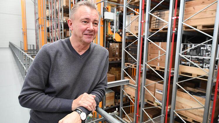 Hans Thomann im automatischen Kleinteilelager, ein Teil seines Logistikzentrums. Foto: Ronald Rinklef