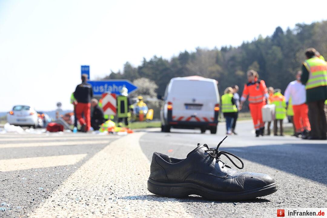 Polizist wird auf A70 von Auto erfasst und lebensgefährlich verletzt