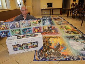 Peter Schubert neben seinem Werk: das größte Puzzle der Welt. Foto: Matthias Erlwein