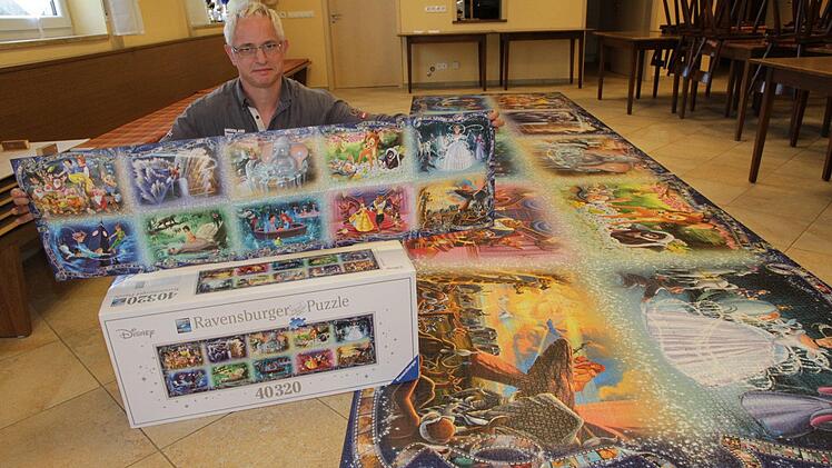 Peter Schubert neben seinem Werk: das größte Puzzle der Welt. Foto: Matthias Erlwein