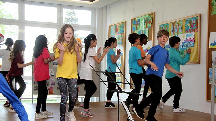 Die Klasse 4g mit ihrem fetzigen Tanz  Foto: Richard Sänger