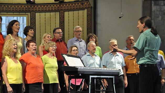 Dynamisch und mitrei&szlig;end der "Chor InTakt".  Foto: Peter Klopf