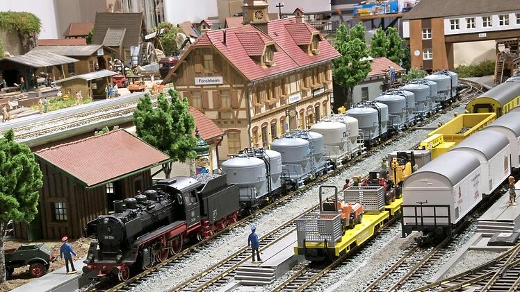 Am Forchheimer Bahnhof stehen einige Güterzüge und Kesselwaggons.