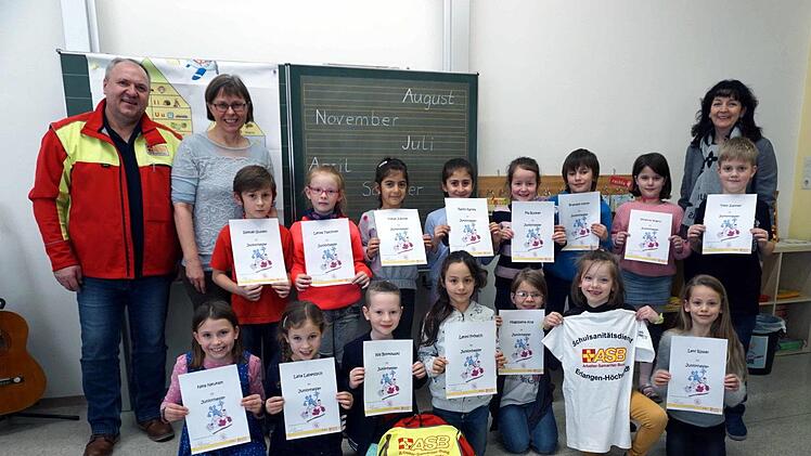 Die neuen Juniorhelfer mit Jürgen Seiermann, Klassenlehrerin Gerlinde Rittig und Schulleiterin Heidi Forisch (r.)   Foto: Richard Sänger
