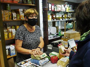 Brigitte Kieslinger (l.) in ihrem Naturkostladen in Eltmann. "Die Menschen vertrauen mir. Es ist daher wichtig, dass ich meinen Zulieferern vertrauen kann", sagt die 55-Jährige. Julia Scholl
