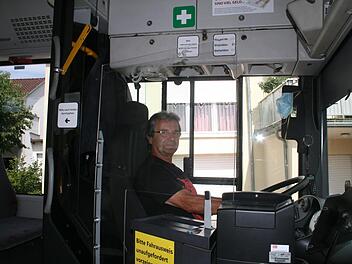 Er ist in den vergangenen 25 Jahren in Lautertal und Dörfles-Esbach zu einer Institution geworden: Egon Eichhorn. Seit einem Vierteljahrhundert sorgt er vorbildlich dafür, dass die Kinder sicher zur Schule hin- und zurückkommen. Am 17. Juli lässt er das letzte Mal den Motor seines markanten Gelenkbusses an, dann wartet auf ihn das Rentnerdasein. Foto: Martin Rebhan