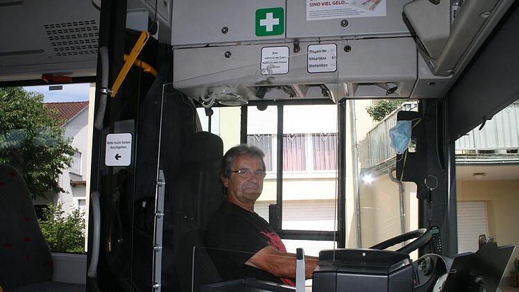 Er ist in den vergangenen 25 Jahren in Lautertal und Dörfles-Esbach zu einer Institution geworden: Egon Eichhorn. Seit einem Vierteljahrhundert sorgt er vorbildlich dafür, dass die Kinder sicher zur Schule hin- und zurückkommen. Am 17. Juli lässt er das letzte Mal den Motor seines markanten Gelenkbusses an, dann wartet auf ihn das Rentnerdasein. Foto: Martin Rebhan