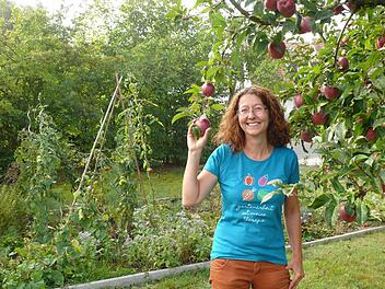 Sigrun Hannemann freut sich jeden Tag über ihren naturnahen Garten, der ihr obendrein Kräuter, Früchte und Gemüse schenkt.  Fotos: Karina Brock