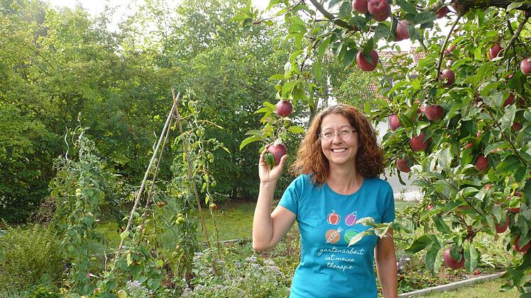 Sigrun Hannemann freut sich jeden Tag über ihren naturnahen Garten, der ihr obendrein Kräuter, Früchte und Gemüse schenkt.  Fotos: Karina Brock