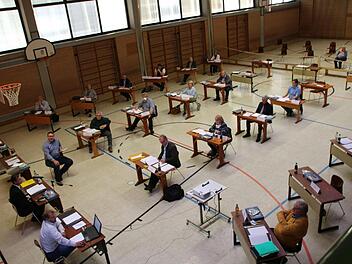Die meisten Räte tagen - wie hier in Mainleus - wegen Corona in größeren Hallen.