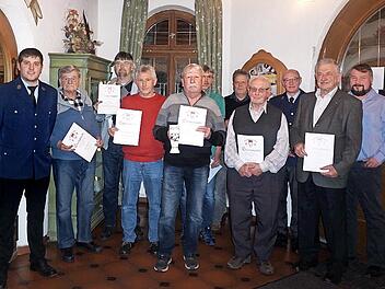 Ehrungen fanden bei der Freiwilligen Feuerwehr Buch statt (v. l.): Kommandant Michael Kern, Franz Petter, Georg Maier, Hans Dellermann, Konrad Süß, Franz Dellermann, Hubert Kreiner, Siegfried Lorenz, Volker Jung, Rolf Weber und Zweiter Bürgermeist...
