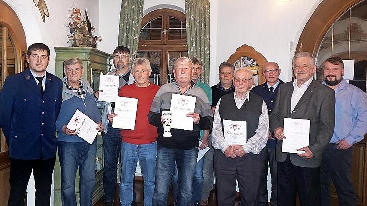 Ehrungen fanden bei der Freiwilligen Feuerwehr Buch statt (v. l.): Kommandant Michael Kern, Franz Petter, Georg Maier, Hans Dellermann, Konrad Süß, Franz Dellermann, Hubert Kreiner, Siegfried Lorenz, Volker Jung, Rolf Weber und Zweiter Bürgermeist...
