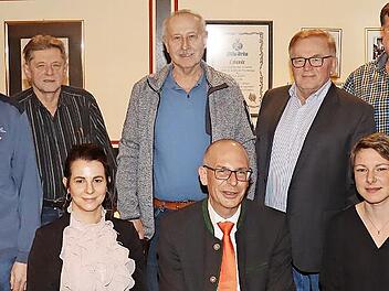 Das neue Vorstandsteam: (stehend, von links) Frank Spörlein, Günter Herold, Rudi Dück und Jakob Deuber, Alfons Deuber, Karl-Heinz Göhring und Schatzmeister Martin Reuß, (sitzend, von links) Julia Spörlein und Nadine Hümmer zusammen mit Landrat Chr...