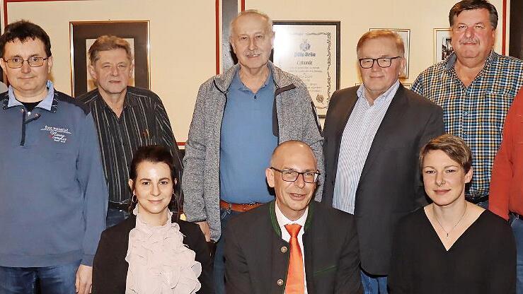 Das neue Vorstandsteam: (stehend, von links) Frank Spörlein, Günter Herold, Rudi Dück und Jakob Deuber, Alfons Deuber, Karl-Heinz Göhring und Schatzmeister Martin Reuß, (sitzend, von links) Julia Spörlein und Nadine Hümmer zusammen mit Landrat Chr...