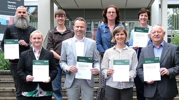 Nach der &Uuml;bergabe der F&ouml;rderurkunde: (von links, vorne) Projektmitarbeiterin Juliana Senft, Markus Sch&auml;fer, stellvertretender Direktor &ndash; AOK Bayern (Schweinfurt), Daniela Schmitt, Gesch&auml;ftsstellenleitung der Gesundheitsregionplus B&auml;derland Bayeris...