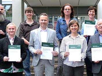 Nach der Übergabe der Förderurkunde: (von links, vorne) Projektmitarbeiterin Juliana Senft, Markus Schäfer, stellvertretender Direktor – AOK Bayern (Schweinfurt), Daniela Schmitt, Geschäftsstellenleitung der Gesundheitsregionplus Bäderland Bayeris...
