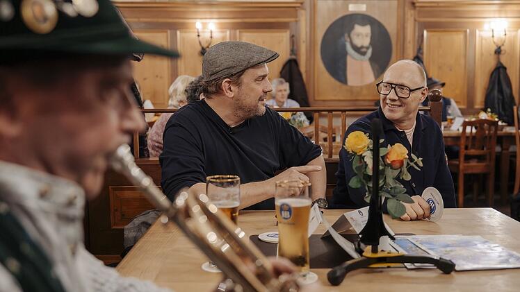Im Hofbr&auml;uhaus sind Simon Schwarz (rechts) und Sebastian Bezzel (Mitte) stets von Musik umgeben.