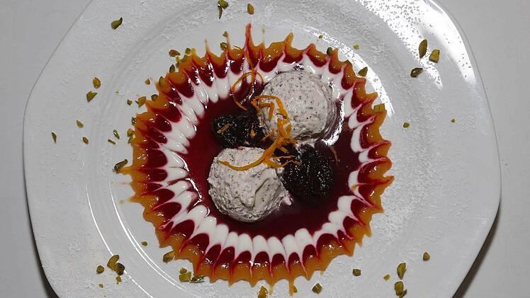 Mohnmousse an Backpflaumen in Cassis