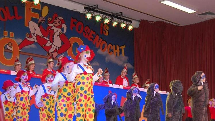 Die "Kleinen Giganten" bei ihrer Circus-Nummer.