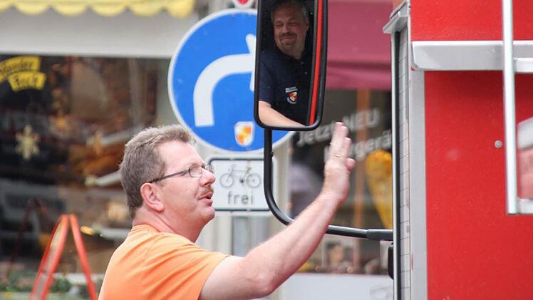 Ralf Dressel (links, hier im Gespräch mit dem Haßfurter Feuerwehrkommandanten Matthias Volpert) ist der neue Vorsitzende des Kreis-Feuerwehrverbands. Foto: Lösch/Archiv