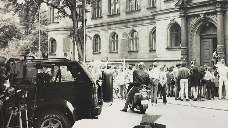 Das Archivbild veranschaulicht das enorme öffentliche Interesse, das der Bamberger Prozess um den Tod von Tobias Hofmann im Mai 1994 fand. Foto: Rudolf Mader