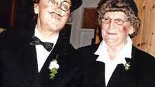 Lieselotte Helbig (links) und Reinlinde Schor feierten goldene Hochzeit. Fotos: privat