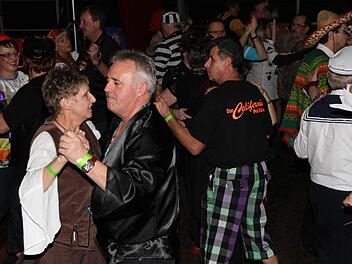 Die Eggolsheimer Narren schwingen das Tanzbein. Fotos: Erlwein