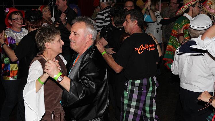 Die Eggolsheimer Narren schwingen das Tanzbein. Fotos: Erlwein