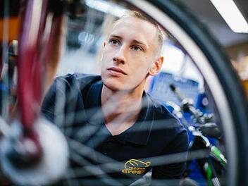 Fahrradmonteur Sebastian Pelk repariert in der Werkstatt einen Drahtesel. Kronacher Kopfsteinpflaster strapaziert die Räder.  Foto: Hendrik Steffens