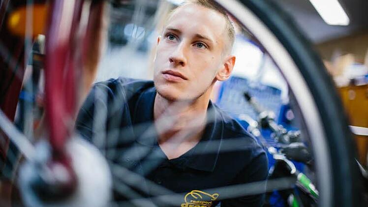 Fahrradmonteur Sebastian Pelk repariert in der Werkstatt einen Drahtesel. Kronacher Kopfsteinpflaster strapaziert die Räder.  Foto: Hendrik Steffens