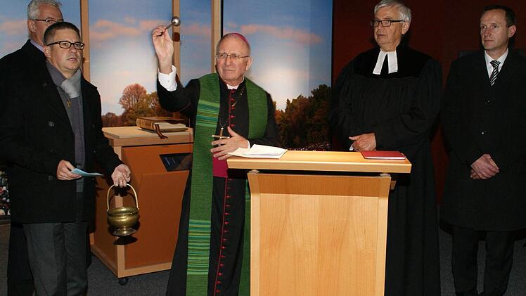 Weibischof Ulrich Boom (Mitte) und Landesbischof i.R. Johannes Friedrich (Zweiter von rechts) eröffneten die Dauerausstellung "Auf der Spur von Jesus" in Haßfurt. Mit im Bild (von links): Bürgermeister Günther Werner, Pfarrer Stephan Eschenbacher und stellvertretender Landrat Michael Ziegler.  Foto: Sabine Weinbeer