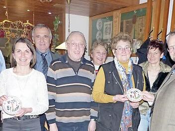 Die Besitzer dreier beispielhaft und naturnah gestalteter Einzelanwesen im Bereich der Marktgemeinde Presseck durften als Lohn eine Tonmodel des Landkreises Kulmbach entgegennehmen. Unser Bild zeigt (von links) 2. Bürgermeister Stefan Sigmund, Schatzmeisterin Waltraud Spindler, Kreisvorsitzenden Günter Reif, Burghard Wunner, Vorsitzende Gabriele Döppmann, Ingeborg Wunner, Schriftführerin Kerstin Walther, Kreisfachberater Friedhelm Haun und stellvertretende Vorsitzende Brigitte Hebentanz. Fot...