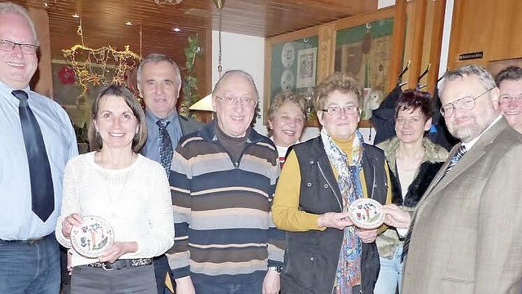 Die Besitzer dreier beispielhaft und naturnah gestalteter Einzelanwesen im Bereich der Marktgemeinde Presseck durften als Lohn eine Tonmodel des Landkreises Kulmbach entgegennehmen. Unser Bild zeigt (von links) 2. Bürgermeister Stefan Sigmund, Schatzmeisterin Waltraud Spindler, Kreisvorsitzenden Günter Reif, Burghard Wunner, Vorsitzende Gabriele Döppmann, Ingeborg Wunner, Schriftführerin Kerstin Walther, Kreisfachberater Friedhelm Haun und stellvertretende Vorsitzende Brigitte Hebentanz. Fot...