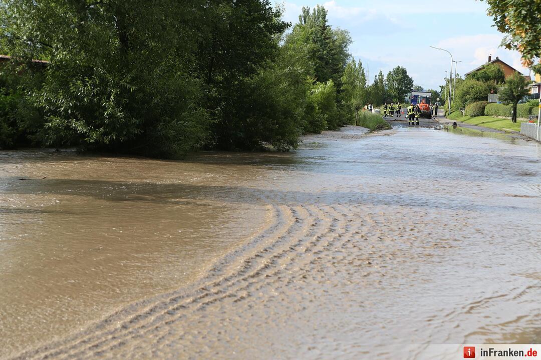 Erneuter Starkregen setzt Ortschaften unter Wasser