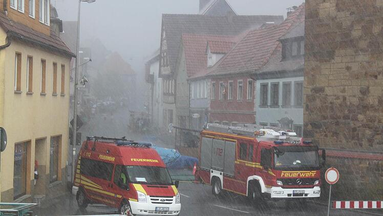 Nach dem kräftigen Regenguss waren binnen Minuten die Straßen leer. Foto: Matthias Einwag