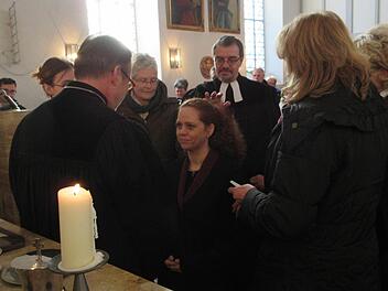 Bei der Segnung von Sandra Besold (Mitte) durch Dekan Johannes Ivo Huber (vorne links) assistierten Pfarrerin Tabea Richter, Ruth Finster, Pfarrer Georg Salzbrenner, Lydia Hermann, Elke Döller und Elke Geißendörfer. Foto: Erich Lottes