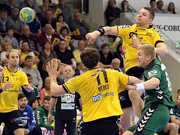 Romas Kirveliavicius (rechts) blieb zuletzt im Heimspiel gegen Wetzlar zum ersten Mal in dieser Saison ohne Fehlwurf (3 von 3).  Foto: Timo Geldner
