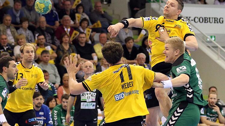 Romas Kirveliavicius (rechts) blieb zuletzt im Heimspiel gegen Wetzlar zum ersten Mal in dieser Saison ohne Fehlwurf (3 von 3).  Foto: Timo Geldner